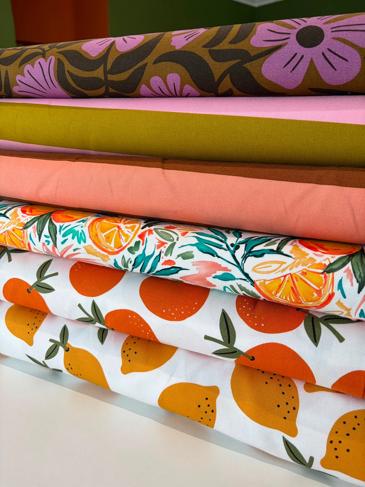Bunte gemusterte Stoffe als Meterware – Blumen- und Fruchtmotive