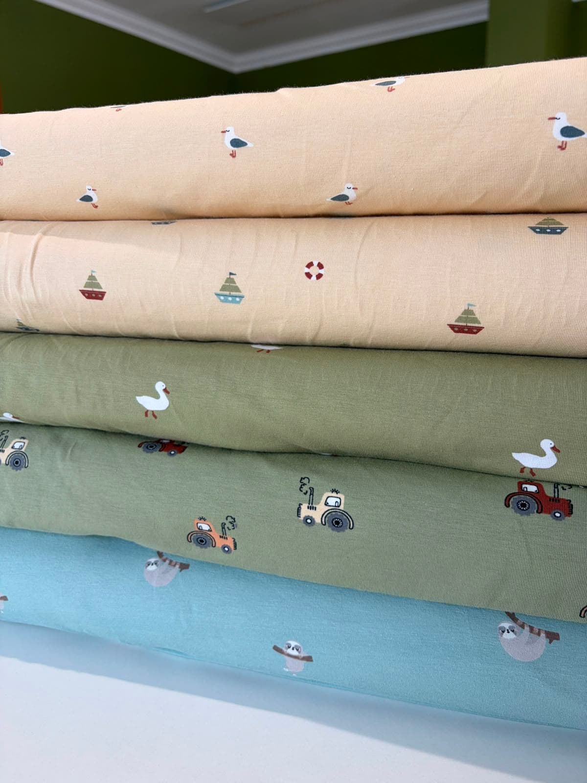 Kinderstoffe mit Motiven – Boote, Enten, Traktoren und Faultiere