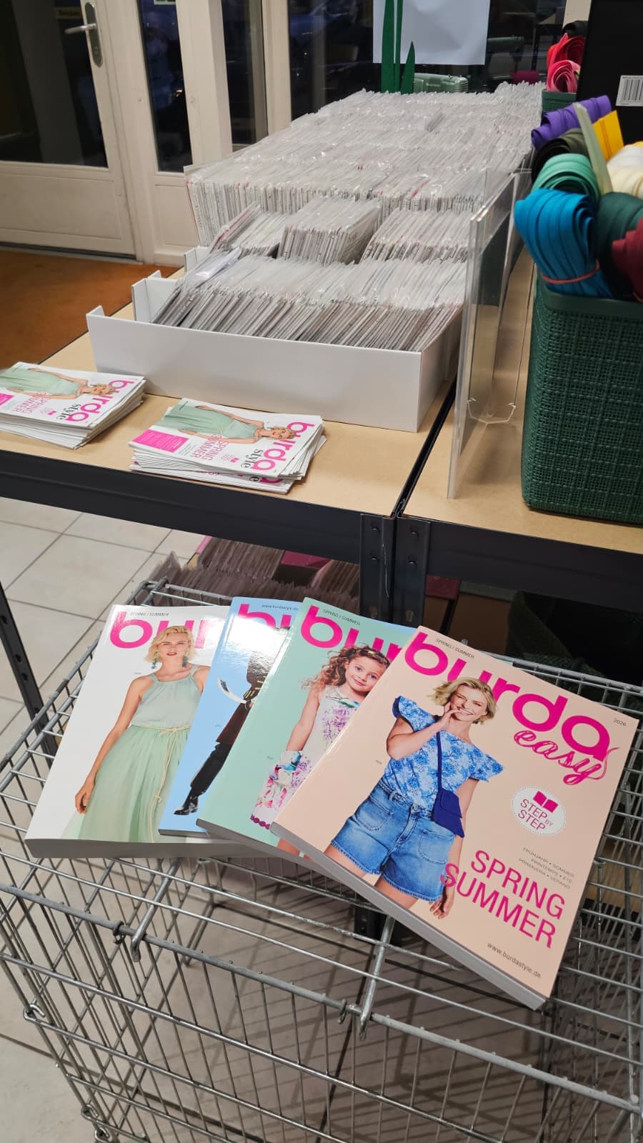 Burda-Schnittmuster und Nähzeitschriften im Stoffhaus FRU